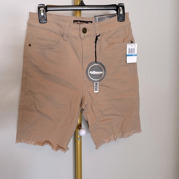 Dollhouse tan classic Bermuda shorts NWT 9/10 - Picture 2 of 10